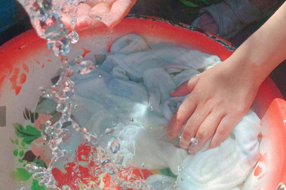 7 Cara Membersihkan Baju yang Terkena Slime