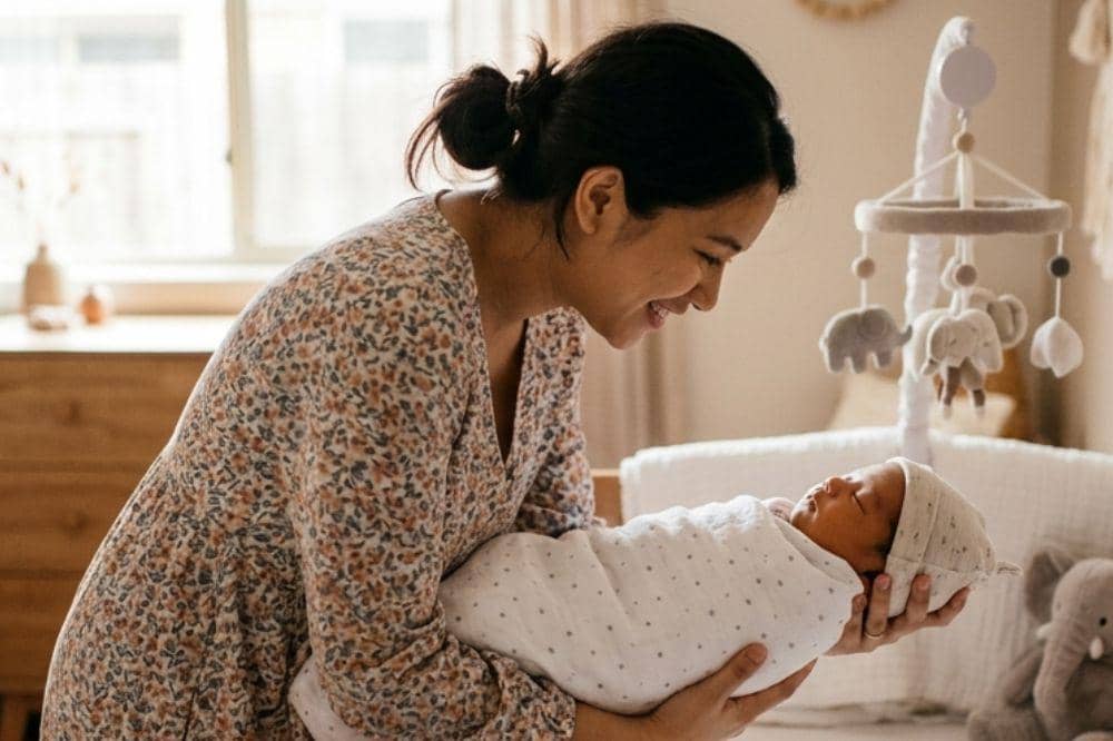 Cara memindahkan bayi ke tempat tidur tanpa terbangun.