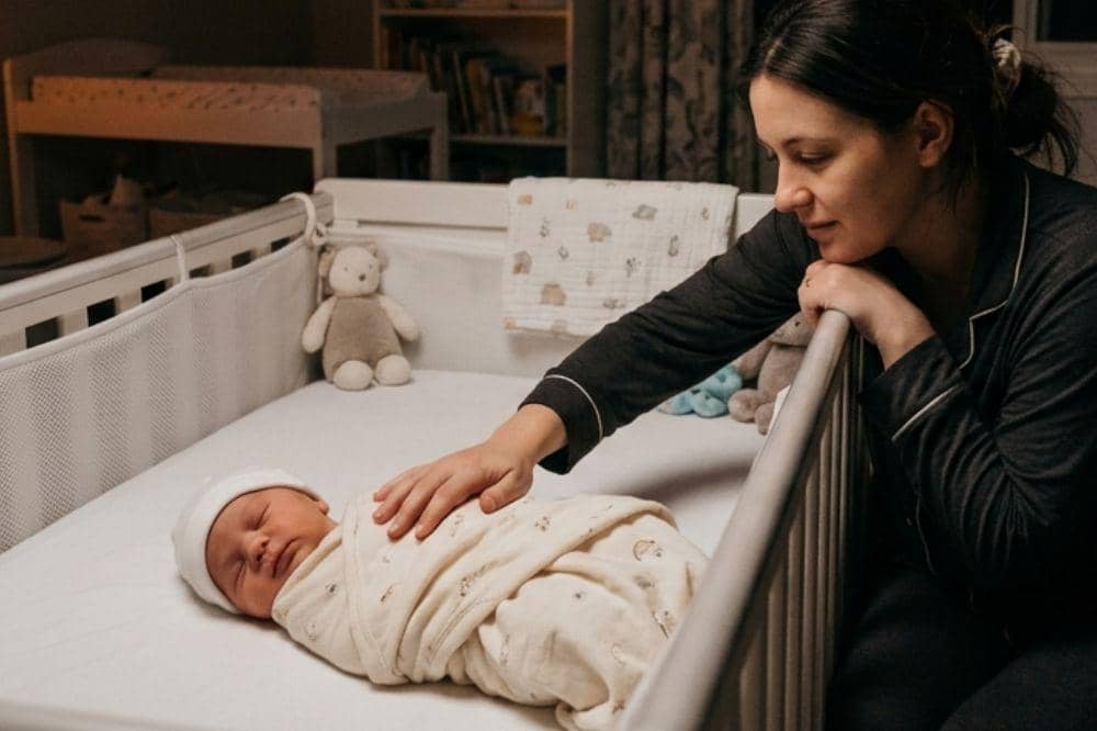 Cara memindahkan bayi ke tempat tidur tanpa terbangun.
