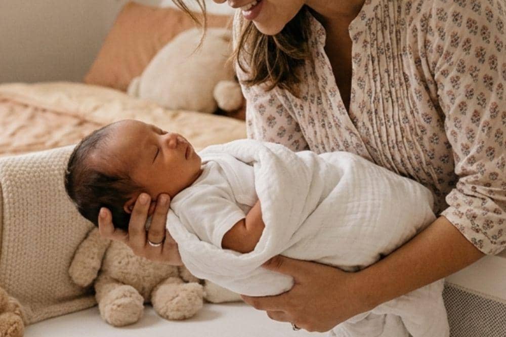 Cara memindahkan bayi ke tempat tidur tanpa terbangun.