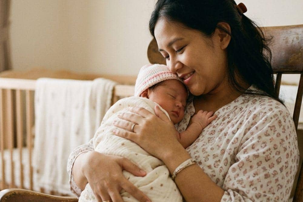 Cara memindahkan bayi ke tempat tidur tanpa terbangun.