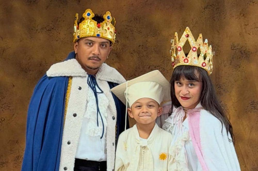 Momen Kelulusan Sejak Barat Anak Sal Priadi yang Unik dengan Konsep Kerajaan