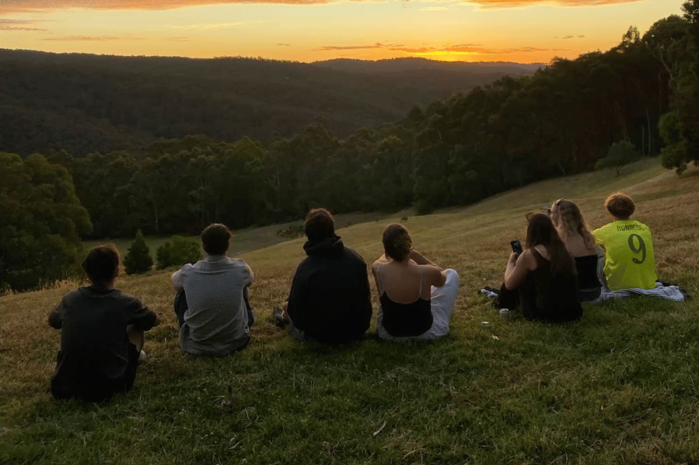 Sekelompok remaja duduk di atas rumput