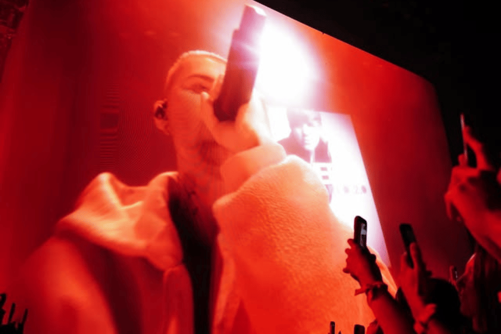 Justin Bieber menyanyikan lagu lamanya di panggung