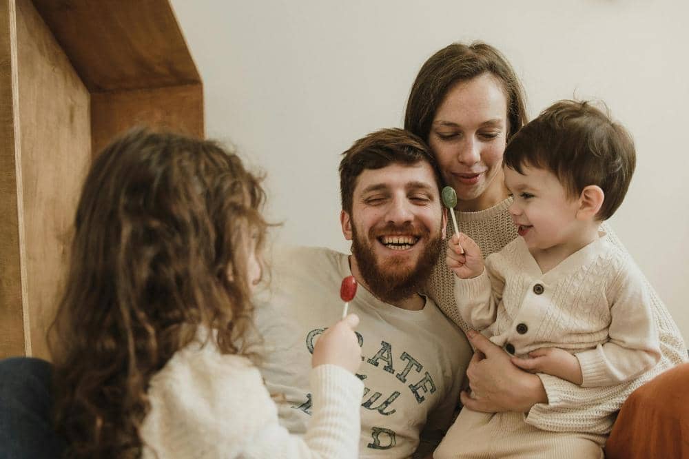 Keluarga sedang menghabiskan waktu bersama