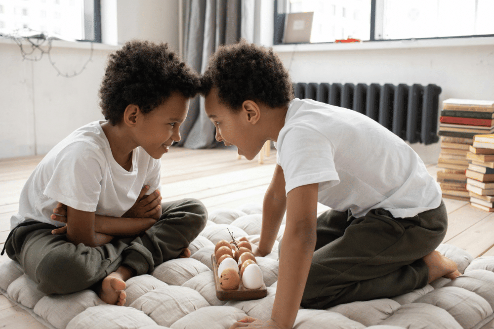 dua anak laki-laki yang saling mengadu kepala