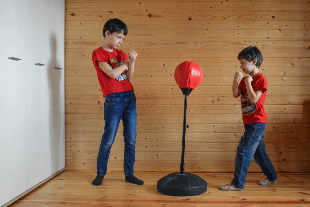 dua anak laki-laki yang sedang bermain tinju