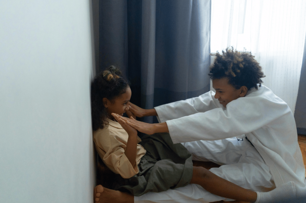 Kakak beradik sedang bertengkar di kamar