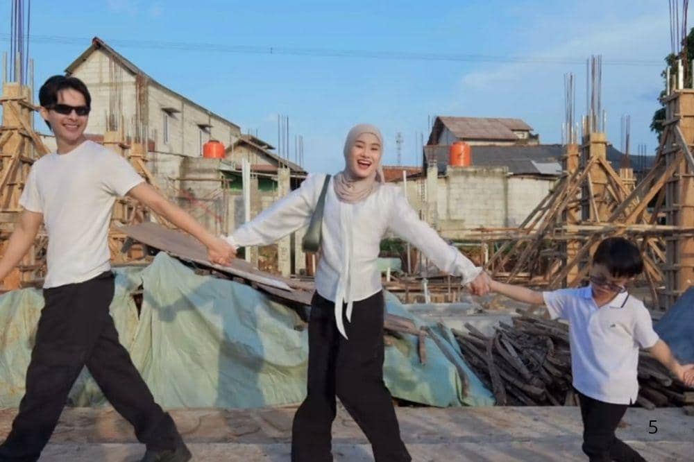 Potret Rumah Baru Rey Mbayang dan Dinda Hauw, Inspirasi Hunian Keluarga Modern.1.jpg