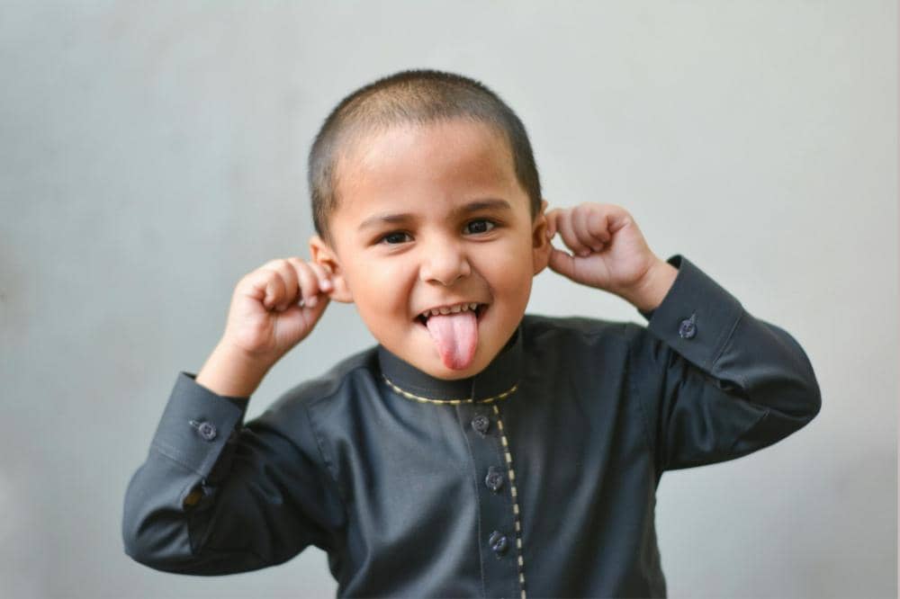 Anak menjulurkan lidah