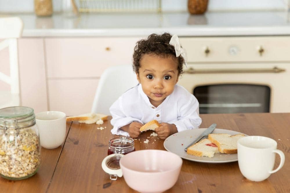 Anak makan berantakan