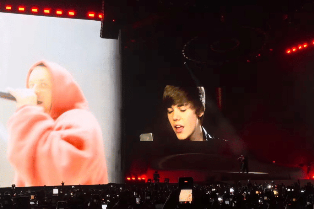 Justin Bieber menyanyikan lagu lamanya di panggung