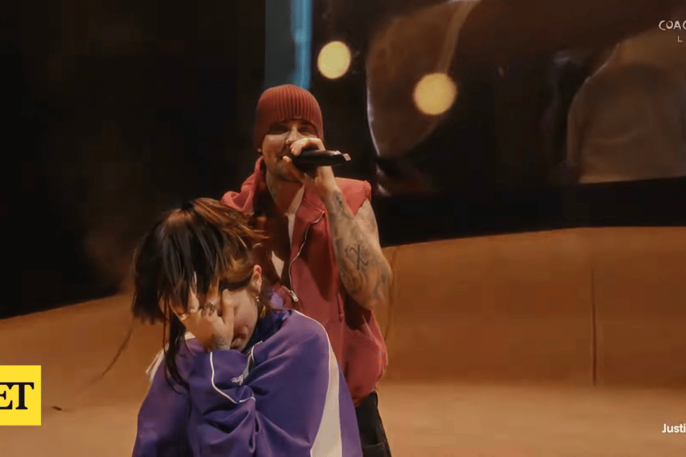 Justin Bieber dan Billie Eilish saat penampilan ‘One Less Lonely Girl’ di panggung