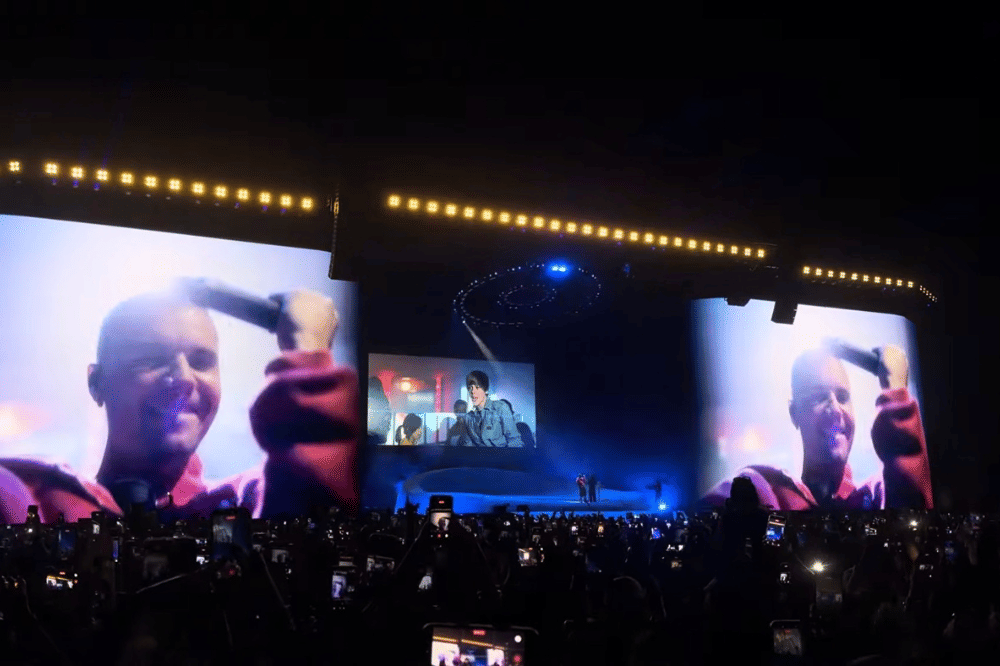 Justin bieber yang sedang menyanyikan lagunya di panggung 