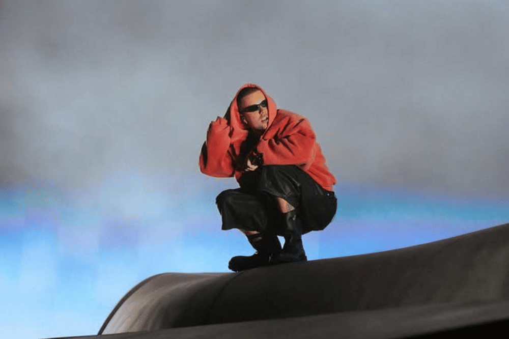 justin Bieber mengenakan hoodie merah di tas panggung