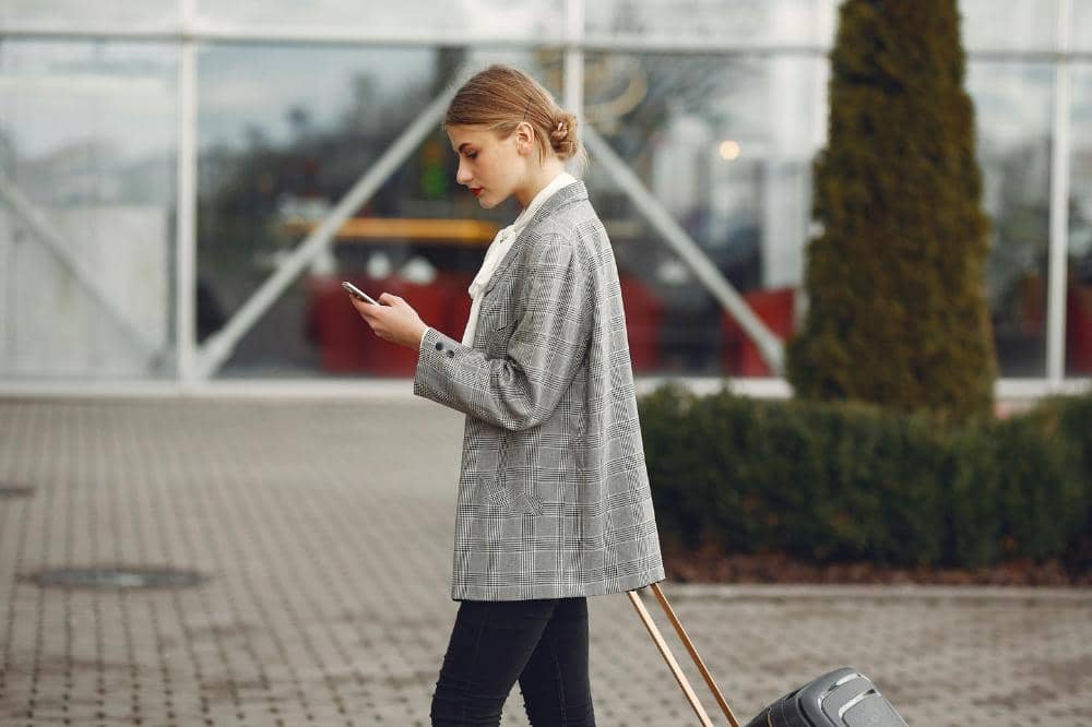 Mama membawa koper saat liburan