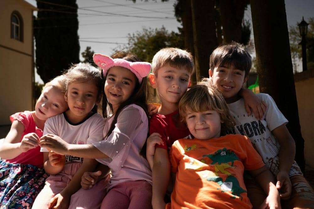 Anak-anak bermain bersama