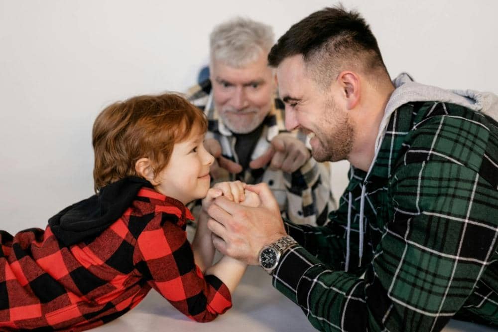 Anak bermain bersama Papa