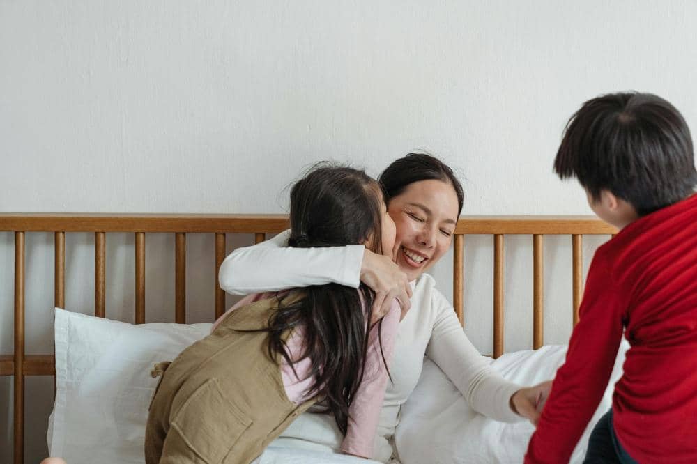 Mama dan anak bermain bersama