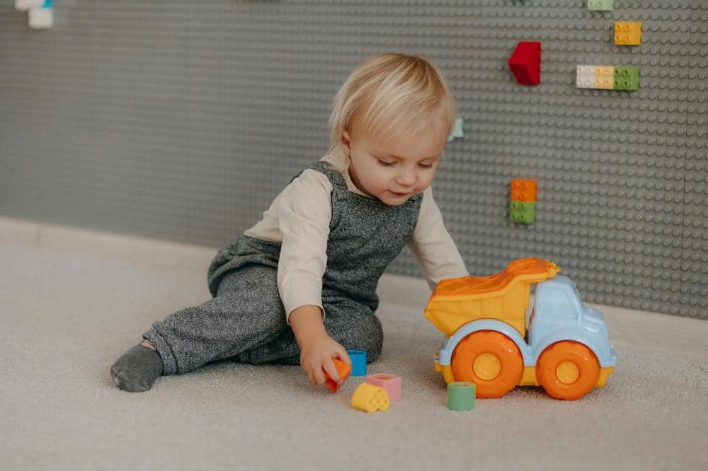 Anak bermain mobil-mobilan