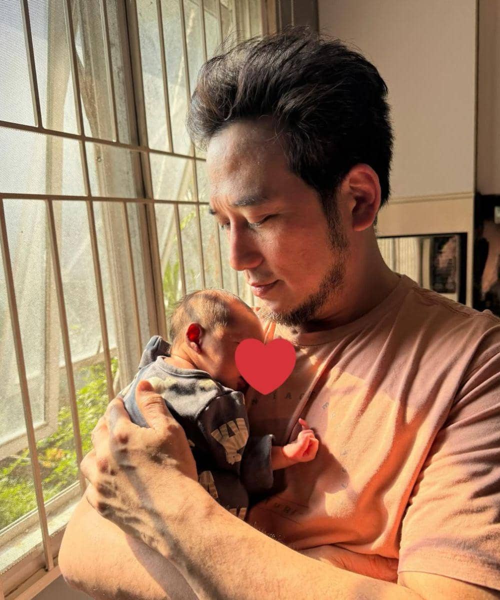 Foto Tengku Firmansyah Mengasuh Cucu 2