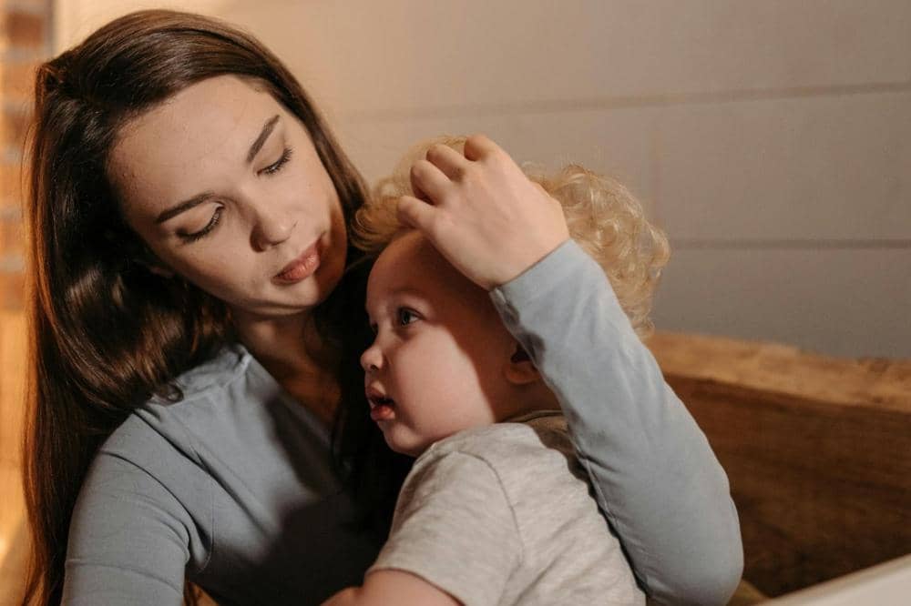 Mama memeluk anak