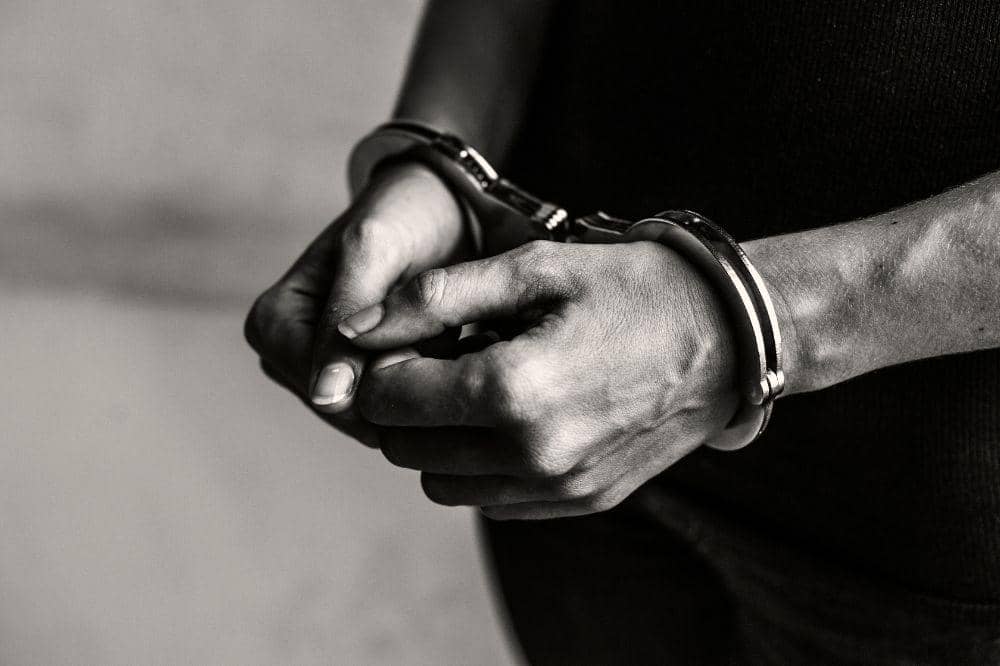 polisi amankan pelaku.jpg