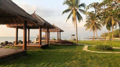 6 Penginapan Dekat Pantai Tanjung Lesung, Tawarkan View Menawan