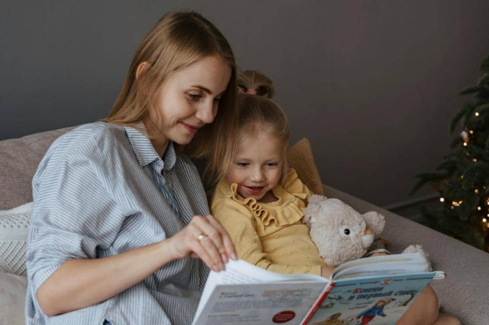 Mama membaca buku bersama anak kecil