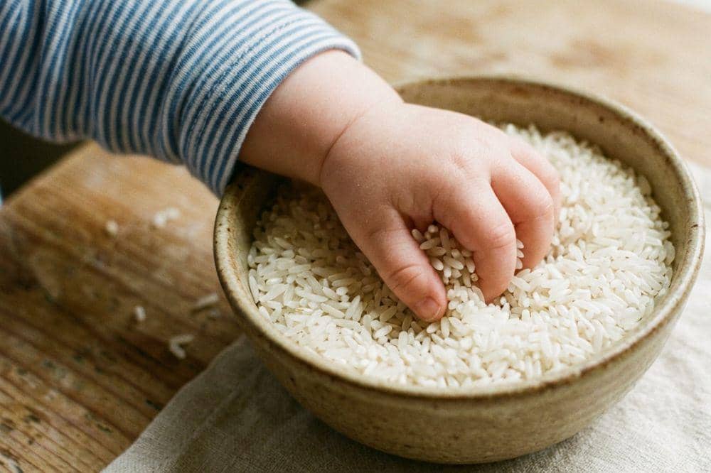 Bolehkah Anak Main Sensory Pakai Beras? Ini Penjelasan Dokter