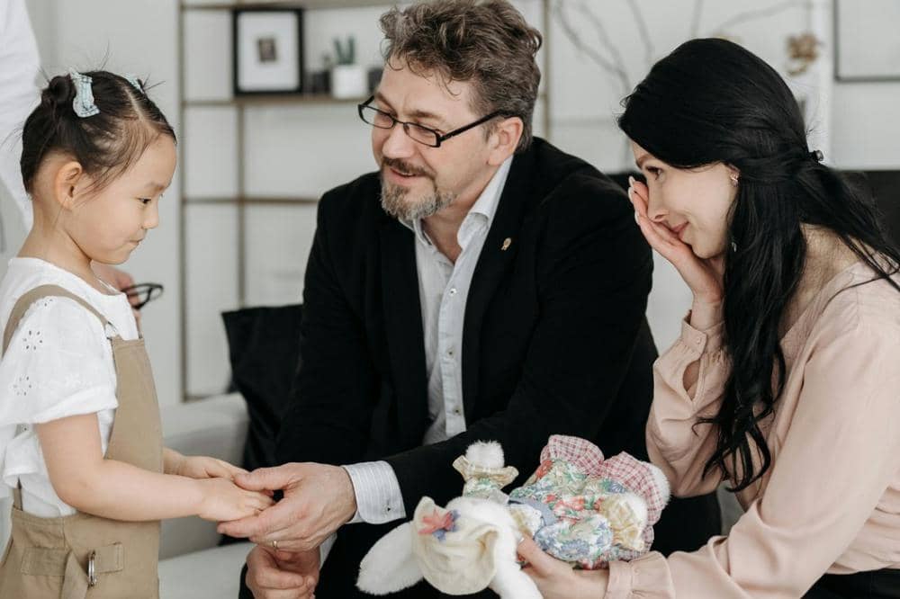 Mama dan Papa tersenyum hangat kepada seorang anak