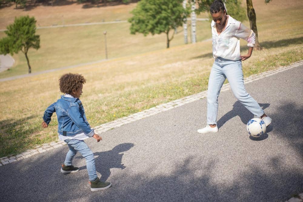 Mama bermain bola dengan anak