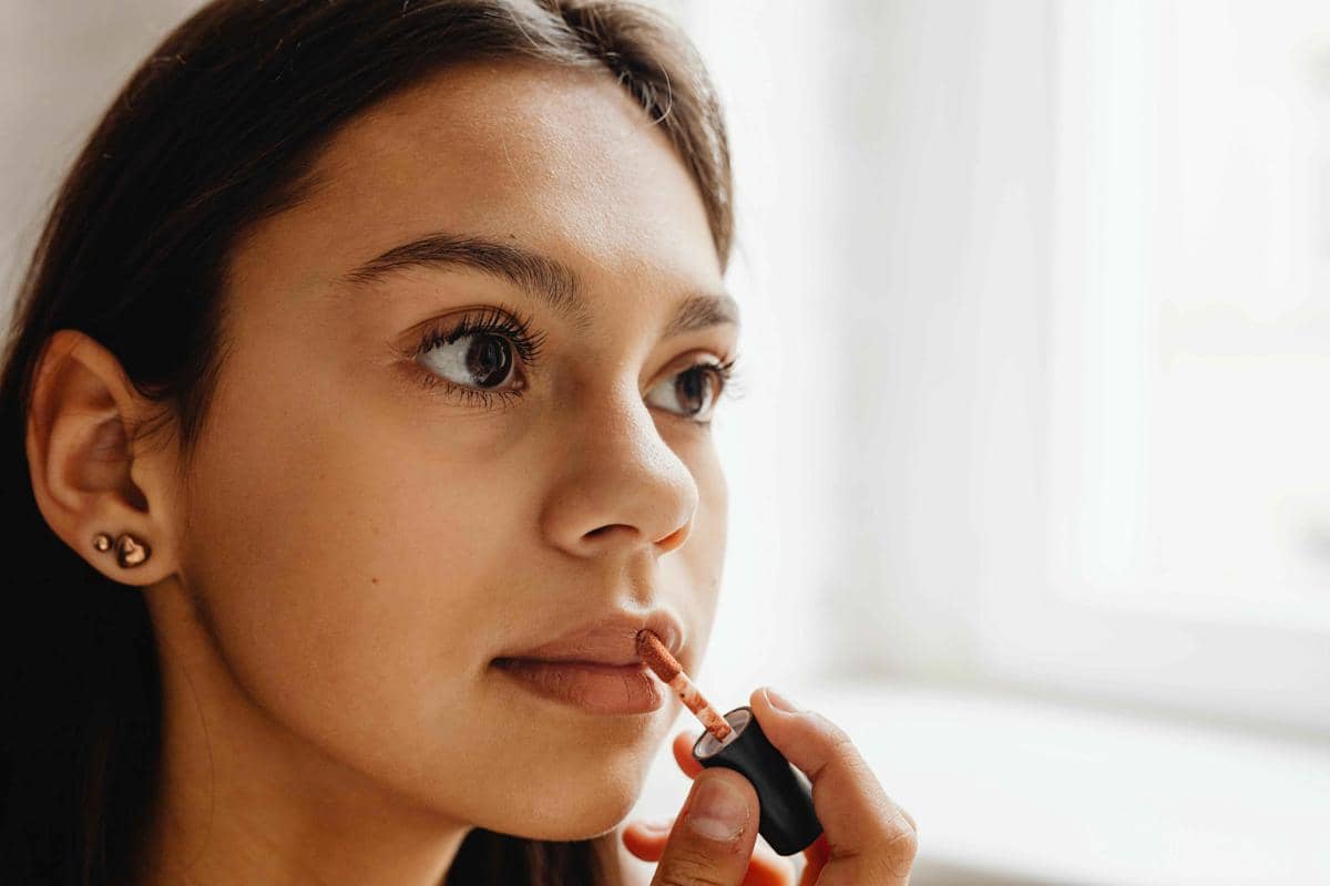 Bahaya Pakai Makeup saat Hamil yang Sering Tidak Disadari