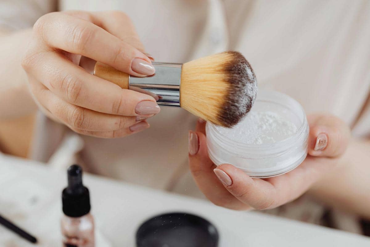 Langsung memakai bedak saat kulit belum terhidrasi dengan baik