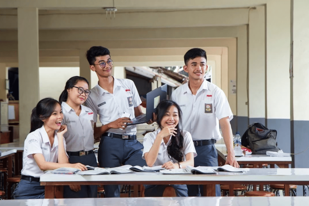Lima siswa SMA berada di ruang kelas