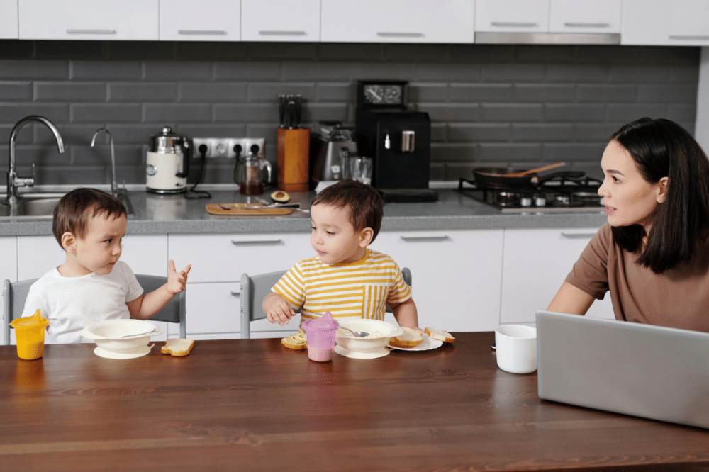 Mama menasihati kedua anaknya di meja makan