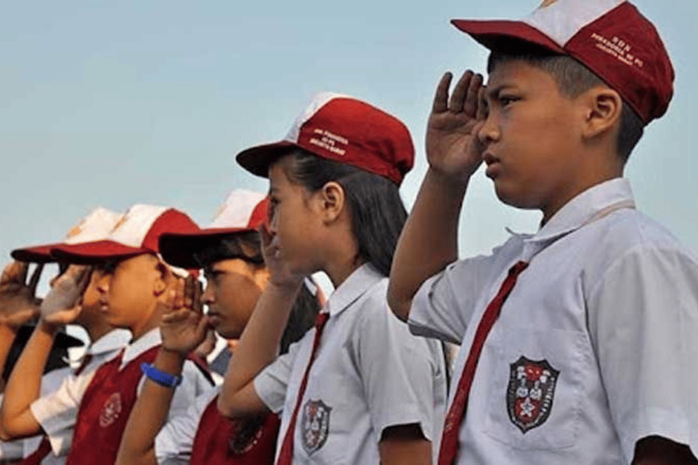 Sekelompok siswa sekolah dasar melaksanakan upacara bendera. 
