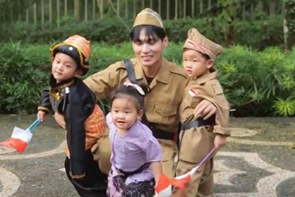 Gemasnya Anak-Anak Na Daehoon di Hari Kartini, Na Jena Pakai Kebaya!