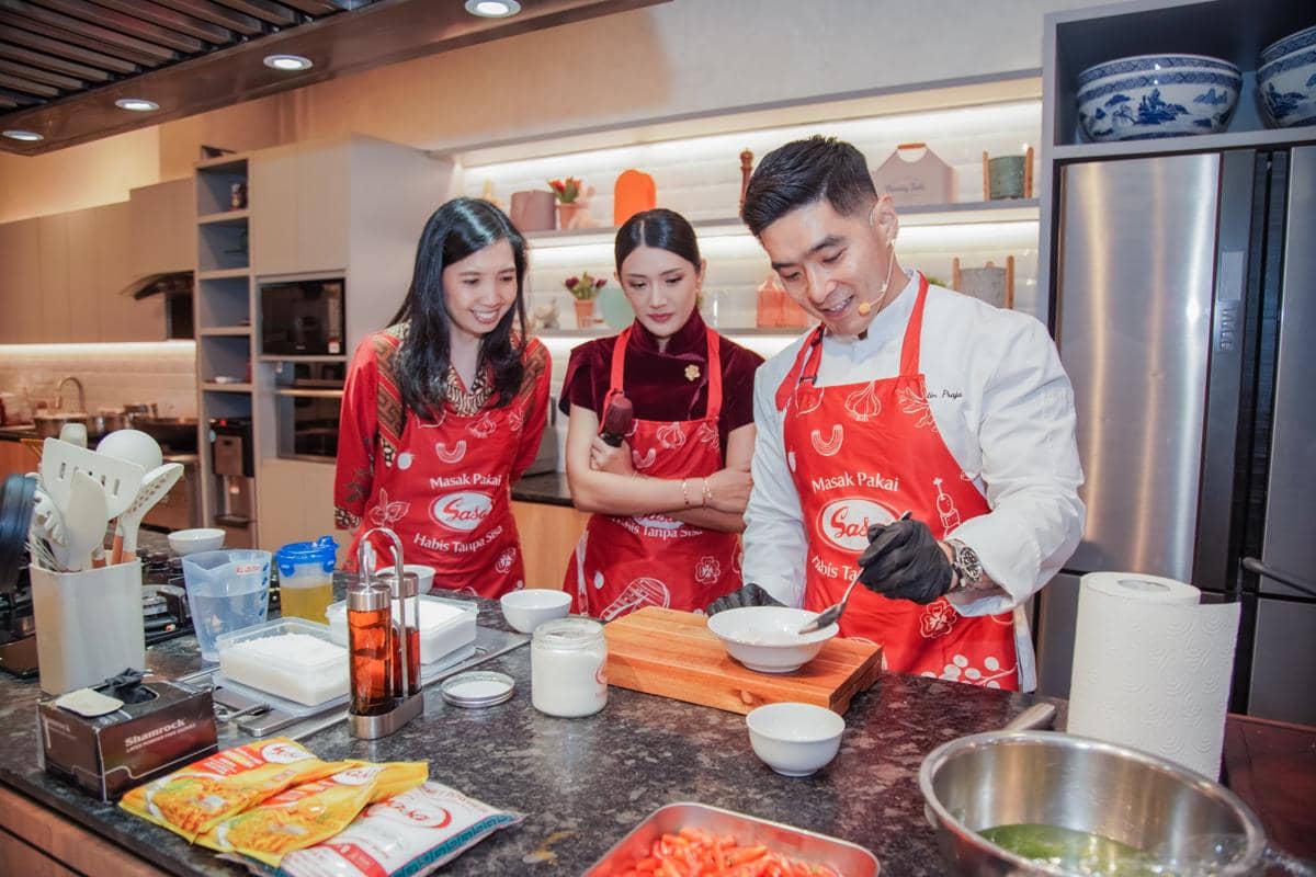 Sasa merayakan Hari Kartini 2026 bersama Chef Martin Natadipradja (Chef & Brand Ambassador Sasa MSG), Anissa Aziza (Lifestyle Influencer), dan Ranie Wulandari (Head of Marketing PT Sasa Inti) di Studio Kreasi Sasa