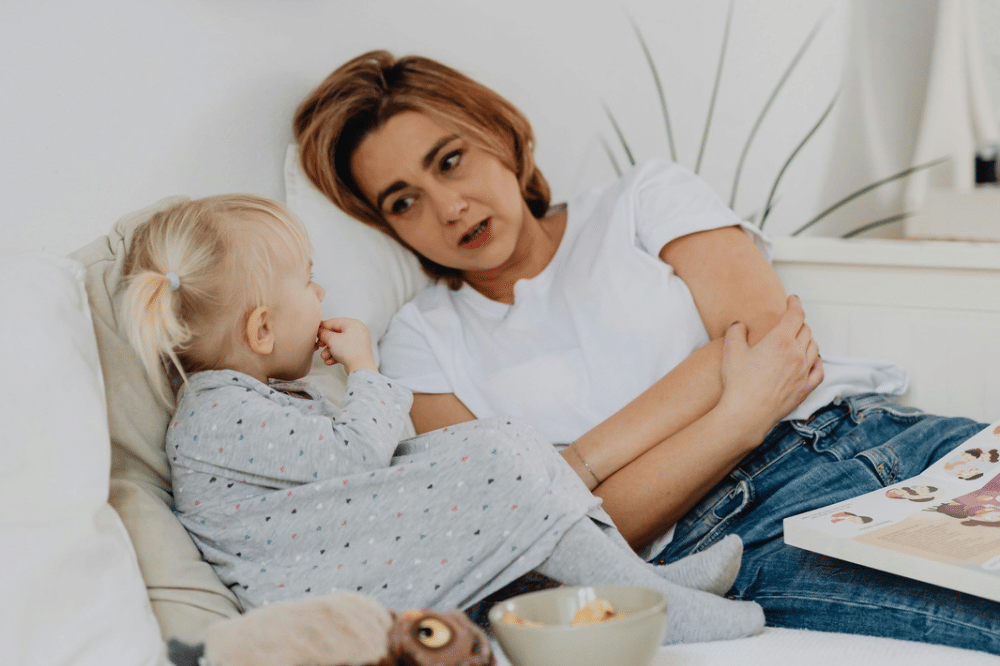 Mama dan anak perempuannya sedang berbincang di sofa