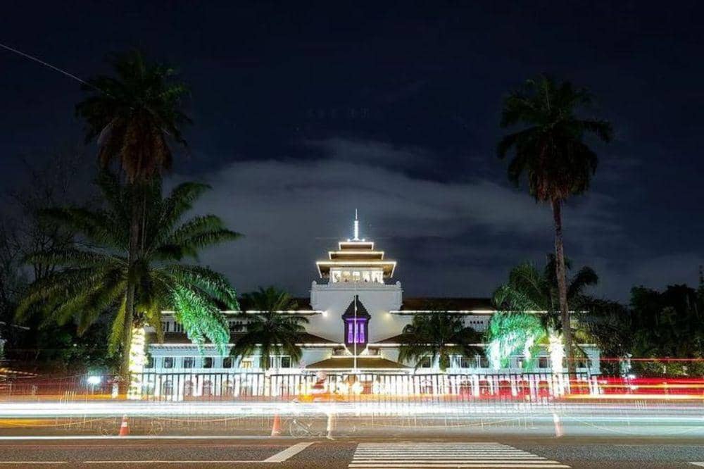 10 Tempat Wisata Malam Bandung, Rekreasi Hingga Kuliner