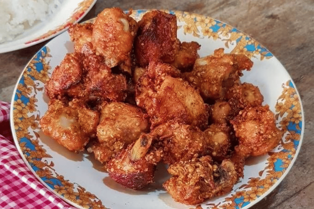 Sepiring ayam goreng ketumbar 