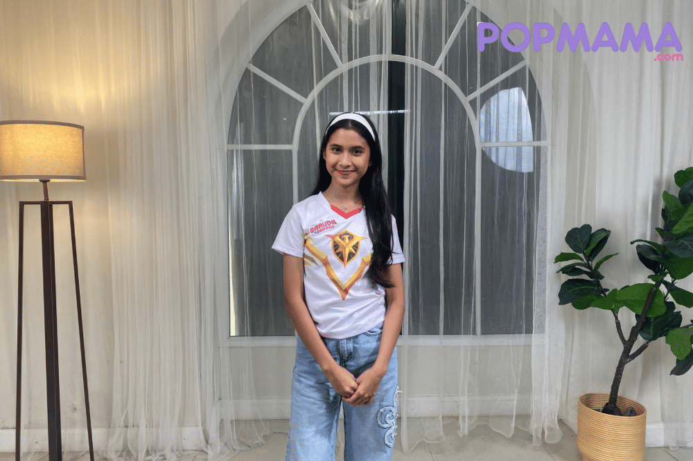 Quinn Salman berpose di depan kamera 