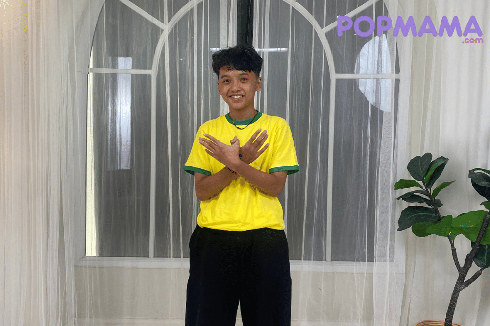 Keanu Azka berpose di depan kamera 