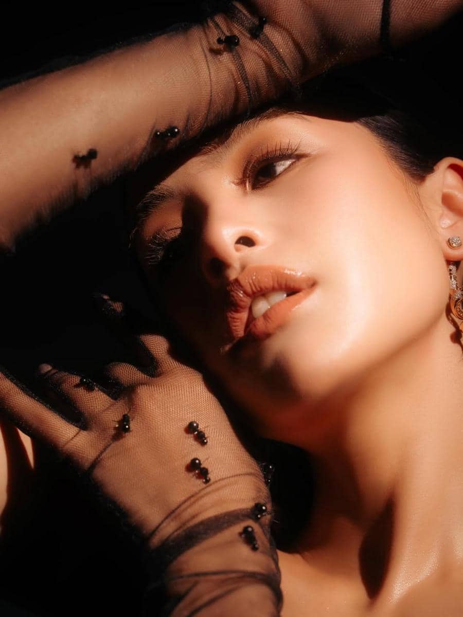 maudy ayunda gaun roh semut