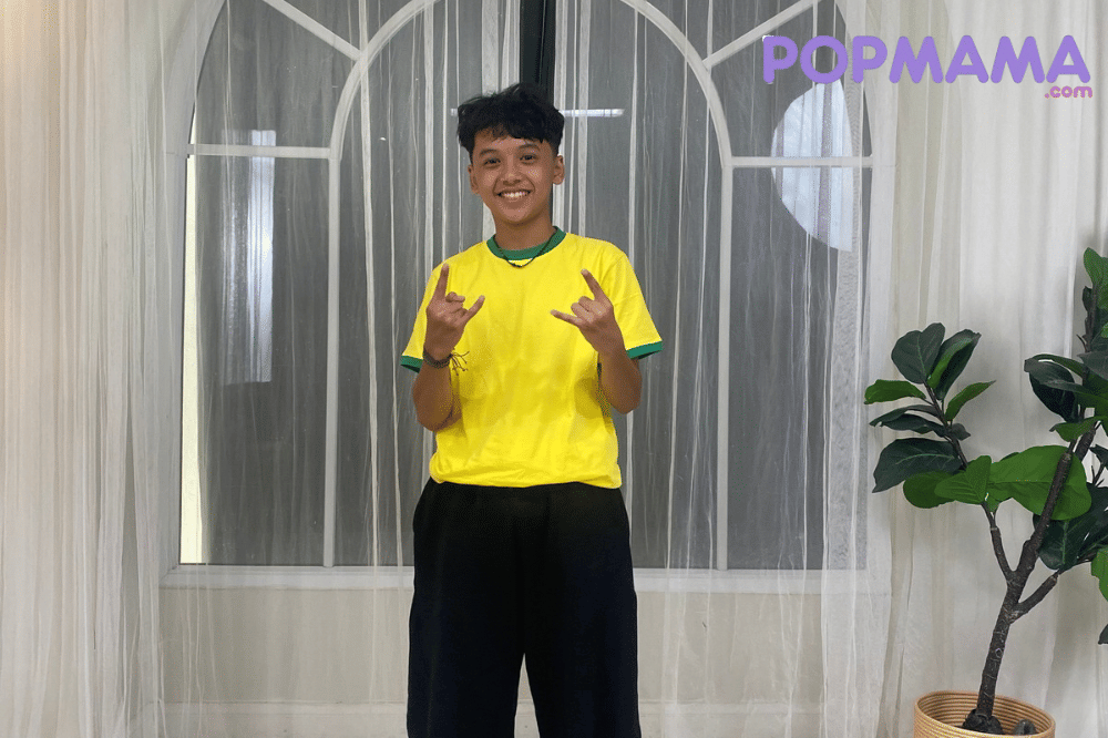 Keanu Azka mengenakan kaos berwarna kuning