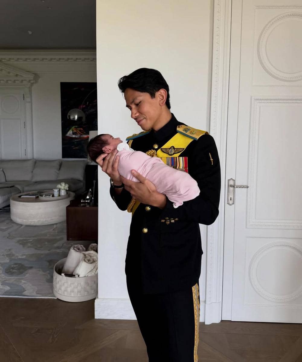 Pangeran Mateen Mengasuh Anak Pertamanya 1.jpg