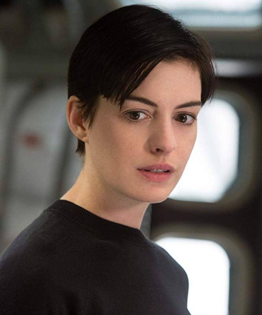 Anne Hathaway Jadi Bintang Tercantik 2026, Intip 12 Gayanya di Film! 15.jpg