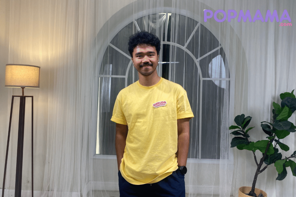 Kristo Immanuel berpose di depan kamera 