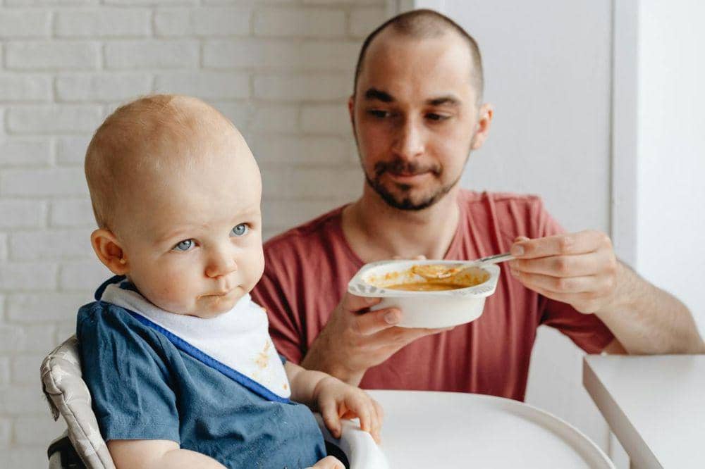 ilustrasi bayi makan